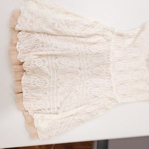 Sleeveless laced dress with jewel front